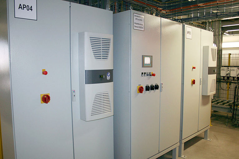 Schaltanlagenbau – Planung, Fertigung und Prüfung komplexer Systeme Schaltanlage mit montierten Komponenten und strukturierter Verdrahtung