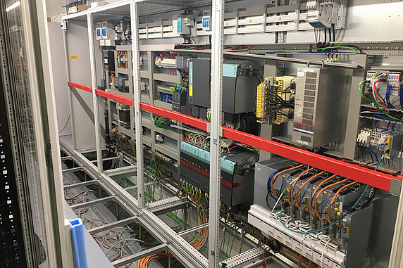 Montage von Schaltschrankanlage mit Verdrahtung und Integration in bestehende Produktionslinie