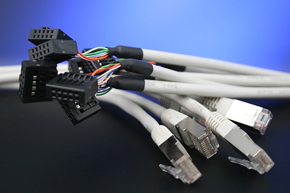 Leitungen mit RJ45- und Mehrpolsteckern für Steuerungs- und Signalverbindungen