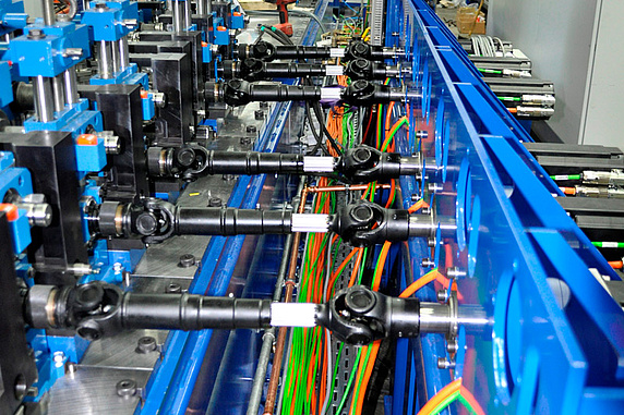 Automatisierte Sondermaschine mit Steuerungstechnik, Sensorik und industrieller Verkabelung