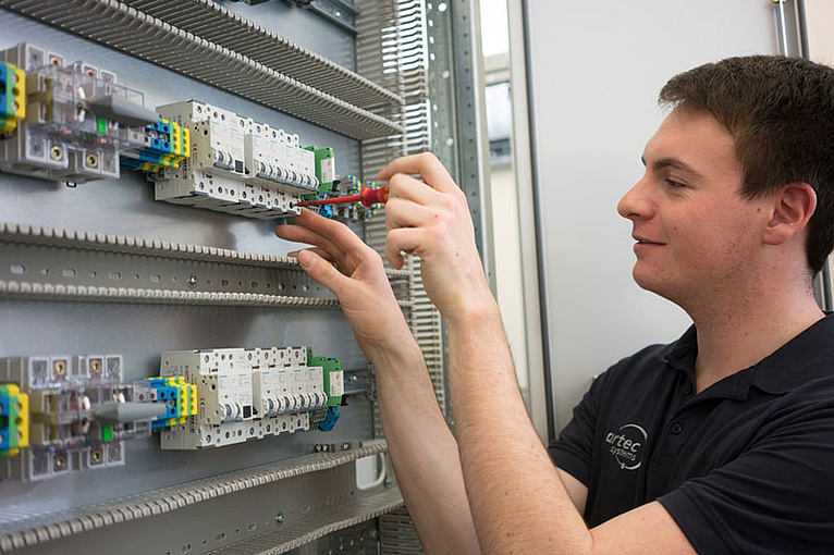 Automatisierte und manuelle Schaltschrankverdrahtung für industrielle Anwendungen Verdrahteter Schaltschrank mit Steuerungskomponenten und Anschlussklemmen