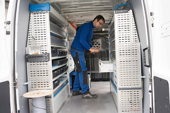 Servicetechniker bei Wartung und Fehlersuche an Schaltschrank in Industrieanlage