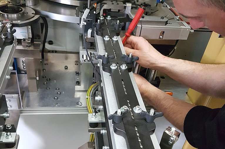 Montage und Inbetriebnahme von Schaltschränken – Fachgerechte Installation für Industrieanlagen Montage und Installation von Schaltschränken in industrieller Anlage
